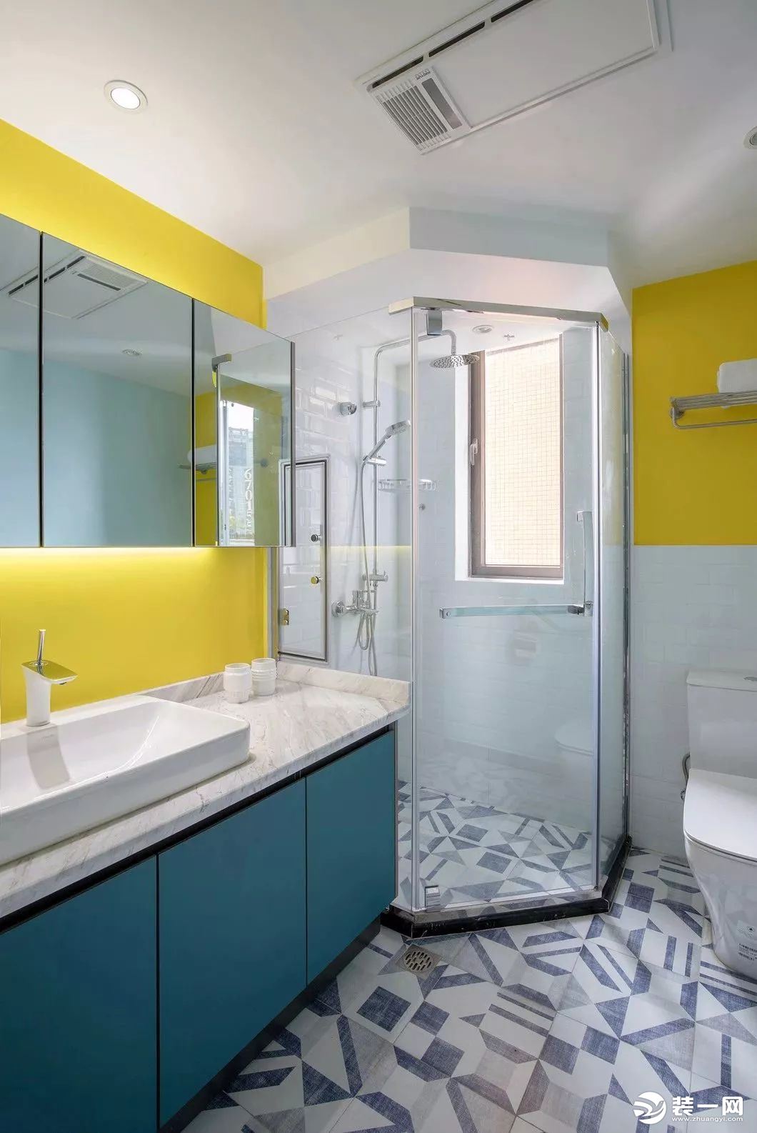 卫生间做到干湿分明，独立的洗手盆，独立的洗浴空间，功能区域区分明显。黄色和蓝色的碰撞，冷暖相遇产