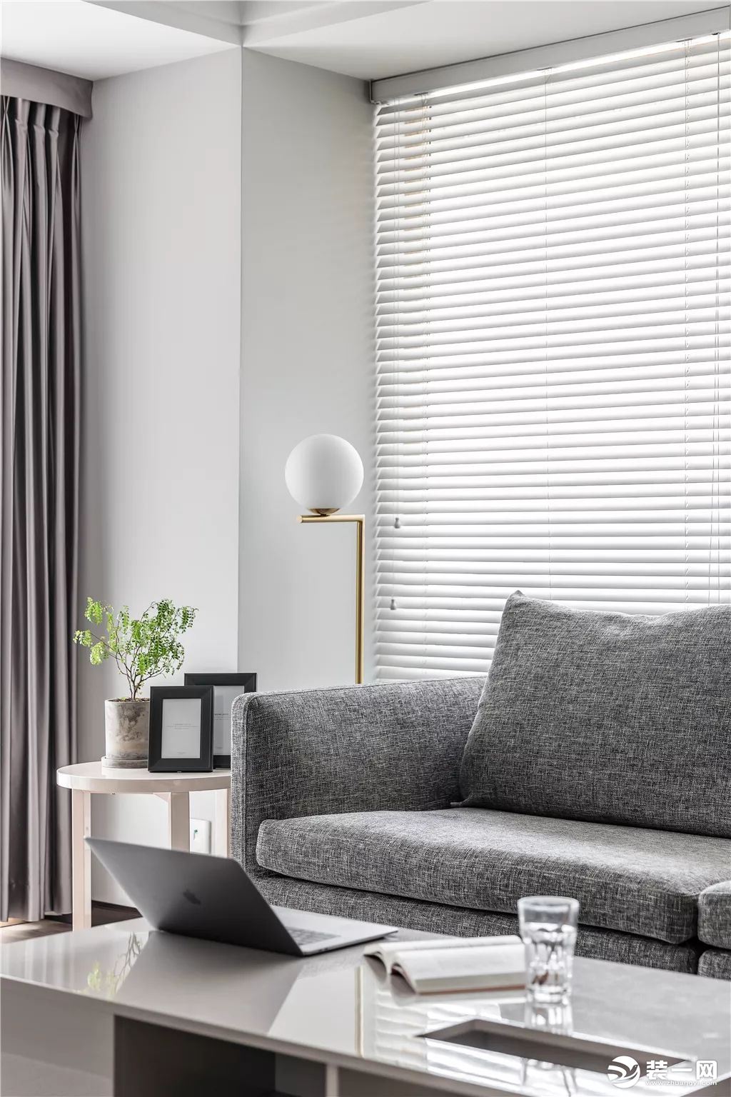 茶几与边几，还有落地灯的布置，结合质感舒适的灰色布艺沙发，都使得客厅情趣而优雅。