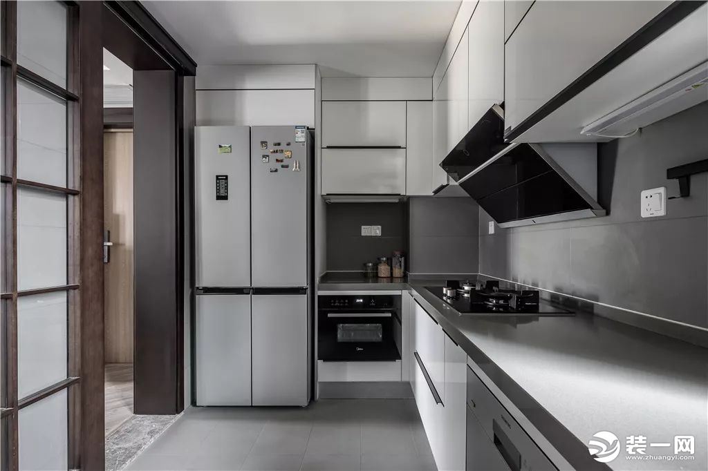 厨房以灰色调的空间基础，L形的操作台，让做饭氛围简约实用好舒适。