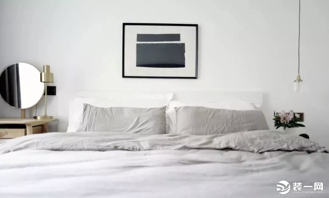 主卧，主卧里颜色也是以素雅为主，白色的墙面搭配木质的大床，床上是灰色的床铺，简约又很有气质，床头一侧