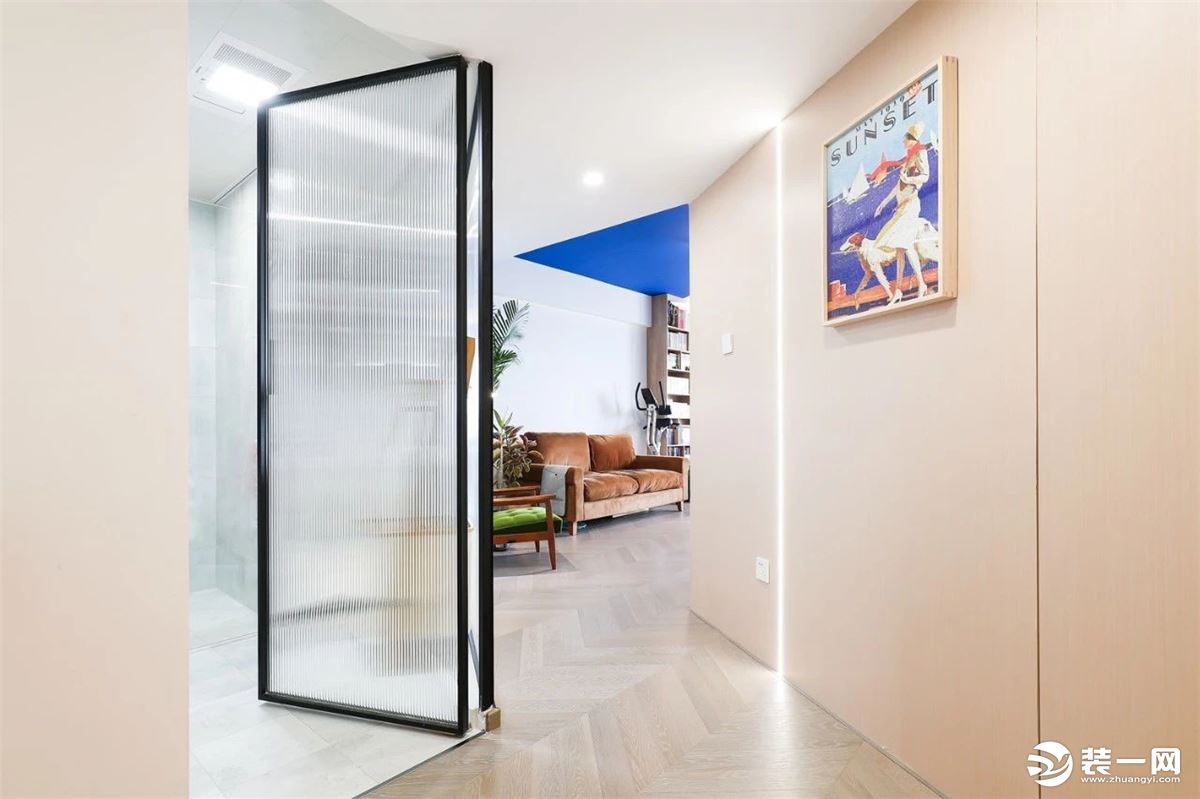 入戶玄關呈幾何形的長廊形式，長虹玻璃的利用，既確保了室內隱私性，也讓空間更加通透明亮。
