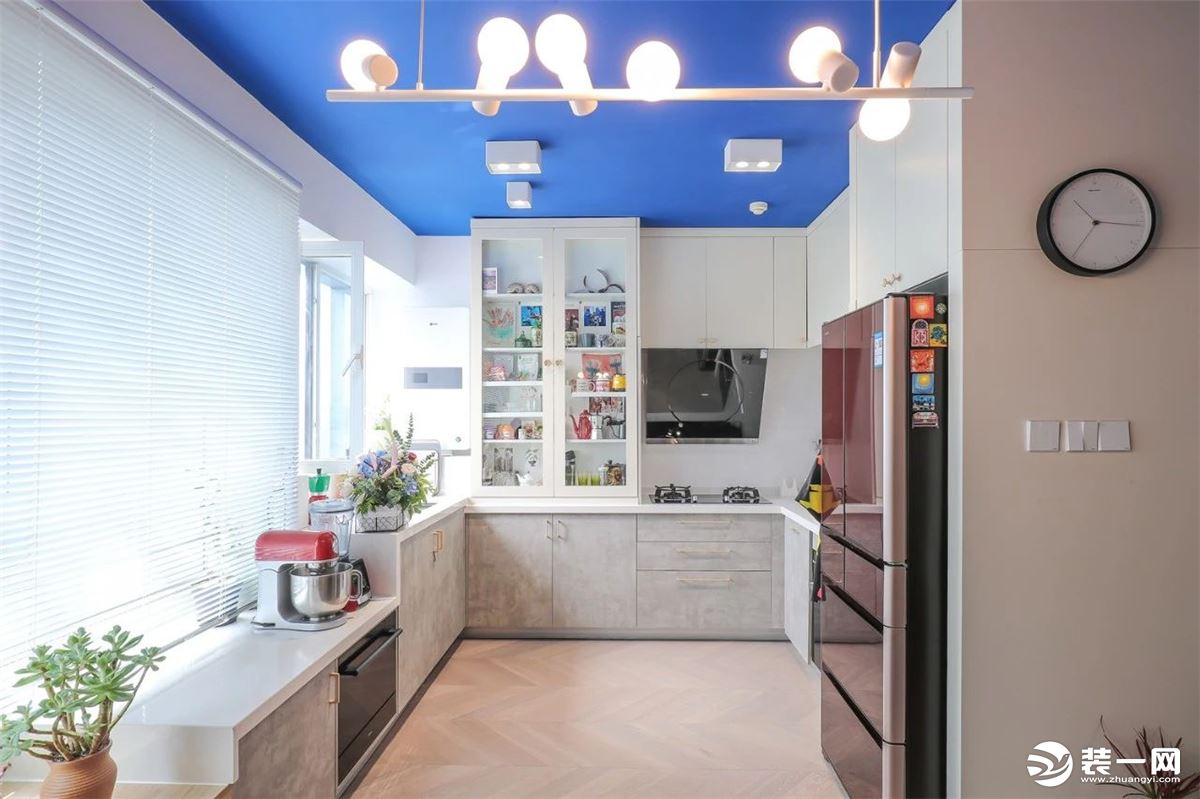開放式的廚房設計，采用U型的櫥柜布局，櫥柜高低臺的設計，讓日常生活使用更舒適。