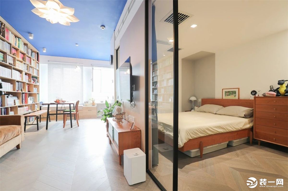 臥室，利用墻面和玻璃結合的形式，讓空間避免壓抑，顯得通透明亮。