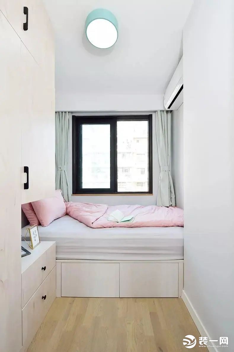 次卧，小次卧的空间就小了一些，定做的榻榻米床，床下带有抽屉式收纳，床头柜和大衣柜是一体的设计，超