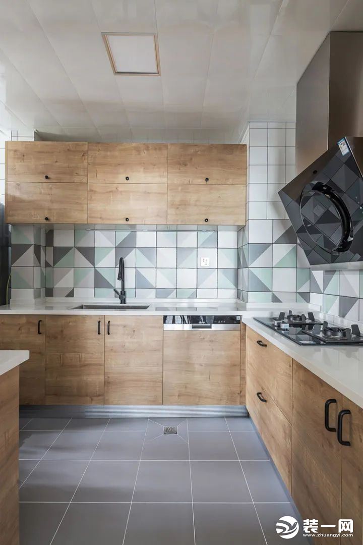 8【厨房】灰色哑光砖、木质的橱柜和用灰、白、绿的三角拼色砖墙壁，在时尚简约中加入了一丝复古感。