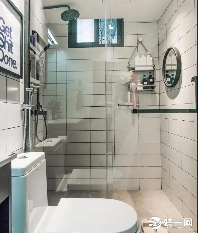 卫生间空间不大，采用小白砖墙壁和一些黑色元素搭配，特别大方耐看，淋浴区用了玻璃门做干湿分离，不占地方