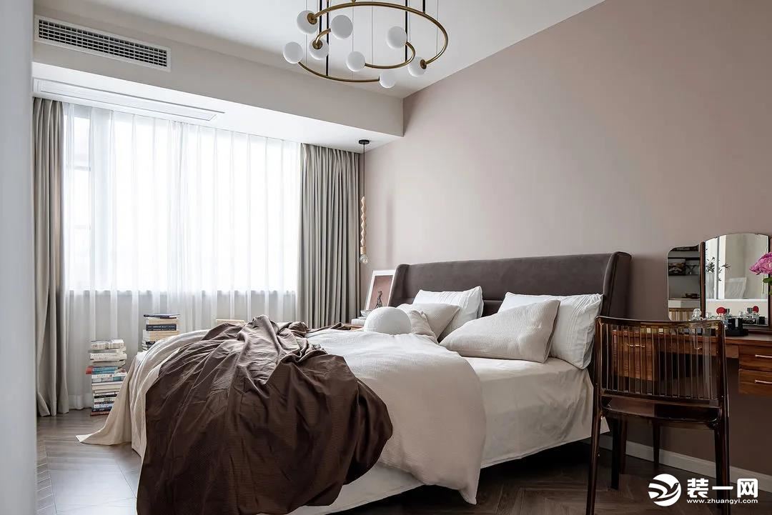 主卧室同样采用温柔大地色系呼应，咖色绒布床头和棉质床品，温馨怡人。