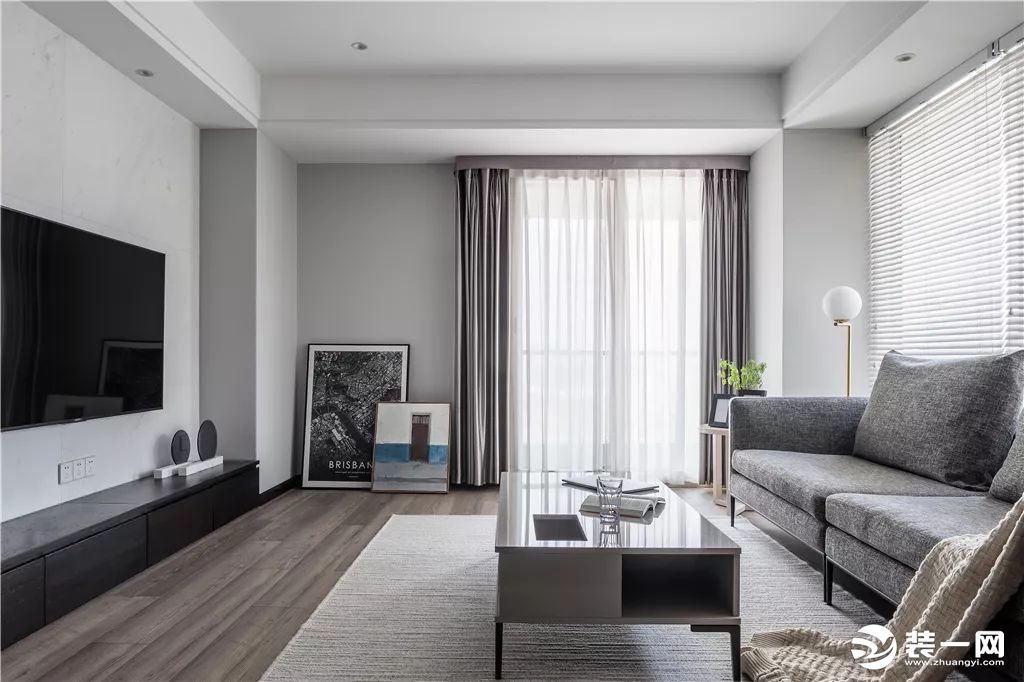 1整体简约灰调的现代客厅，带给人的是一种舒适轻松的氛围感。