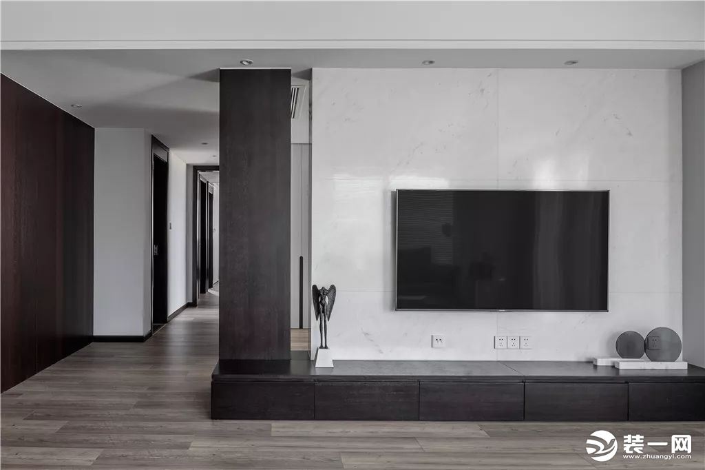 2电视墙以大理石为背景，结合黑色木饰面与地台电视柜，整体设计质感档次而华丽。