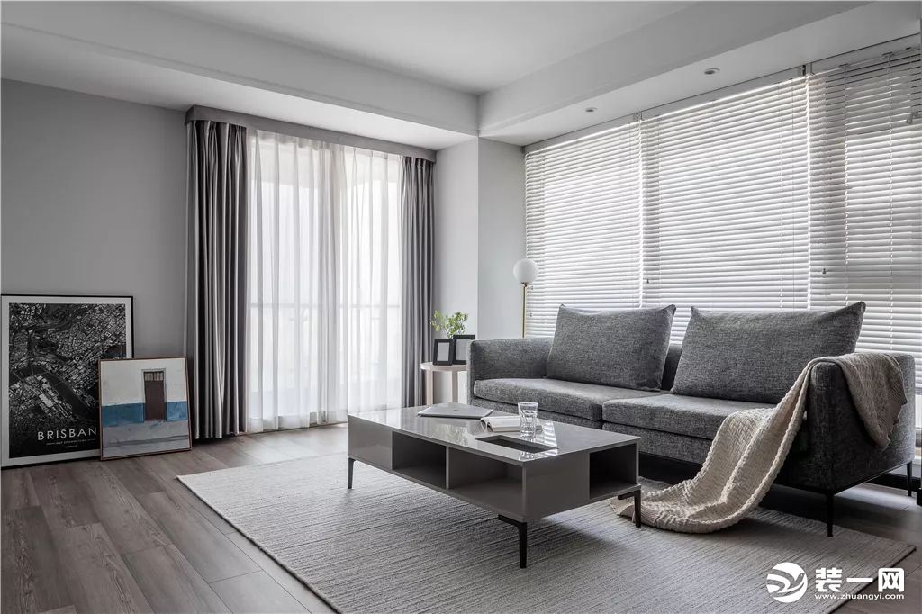 3▲沙发墙挨着窗户白色，百叶帘的窗户，光影斑驳的光线与视觉效果，让空间显得充满简约舒适的气质。