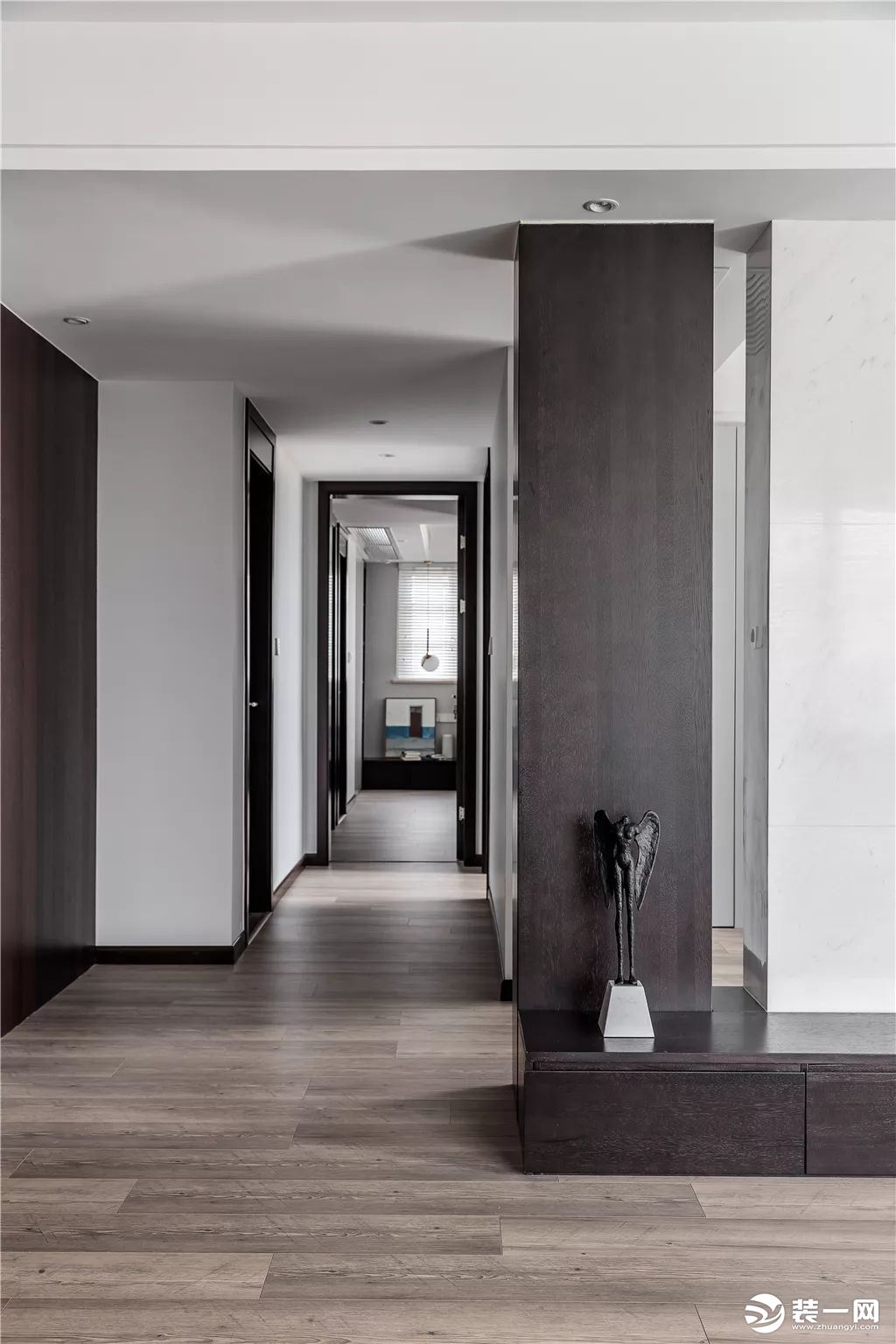 10▲过道在简约现代的空间基础，搭配木质感的墙面与门框，使得空间充满优雅端庄的氛围感。
