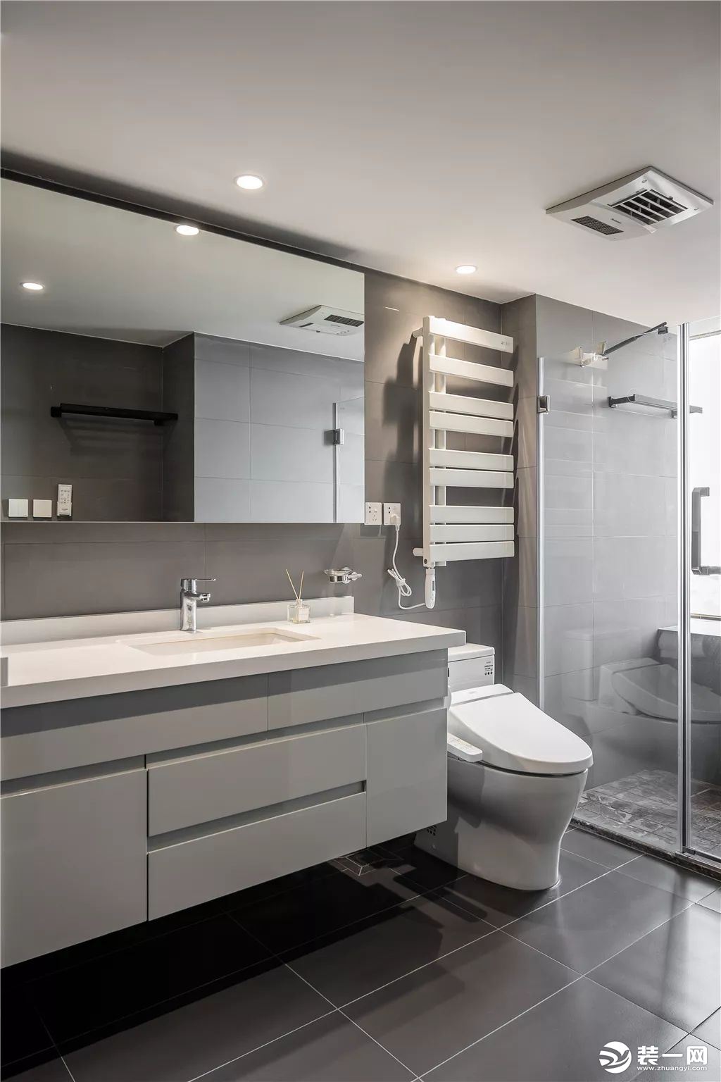 13卫生间整体简约灰色的空间，结合白色洗手盆柜、马桶与毛巾架，提供了一种现代素雅的卫浴空间感。