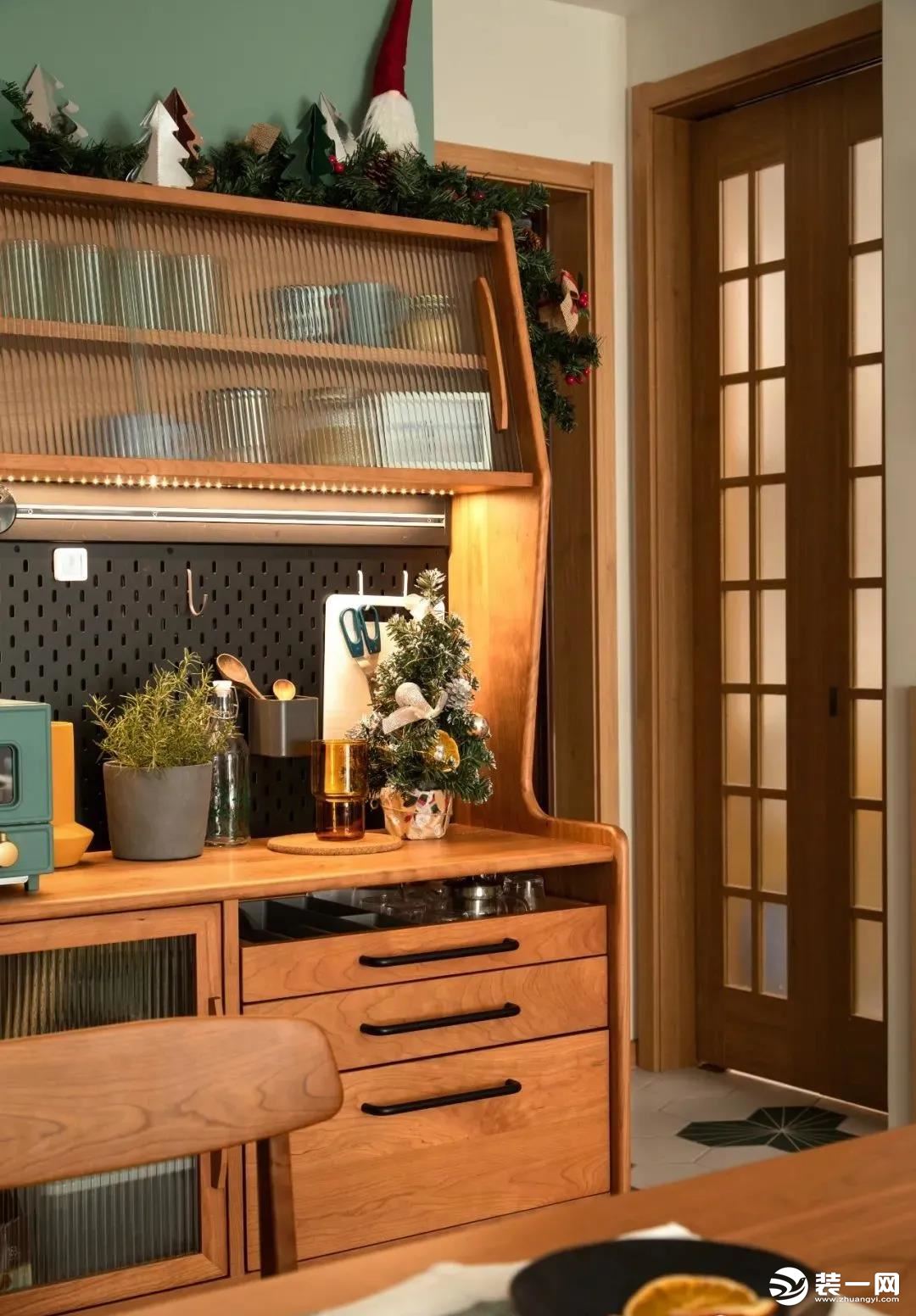3胡桃木+长虹玻璃的餐边柜，自然复古雅致，颜值极高。这样一个小小的备餐茶水区，兼具了实用与美观的体验