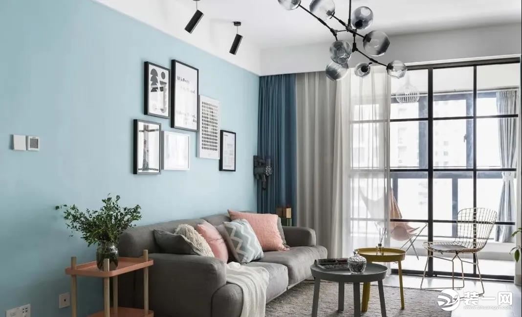 3客厅，极简顶面装一盏魔豆吊灯，蓝色乳胶漆背景墙，使得整个空间清爽明亮