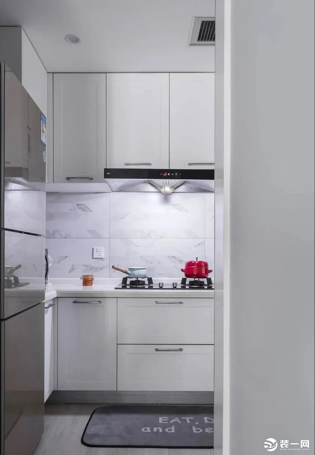 5厨房空间较小，所以采用白色墙砖与橱柜，有扩大空间的视觉效果