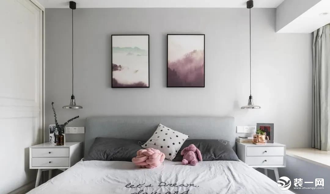 8主卧以灰白为主，高级灰背景墙点缀色彩装饰画，对称的床头布置给人舒适感