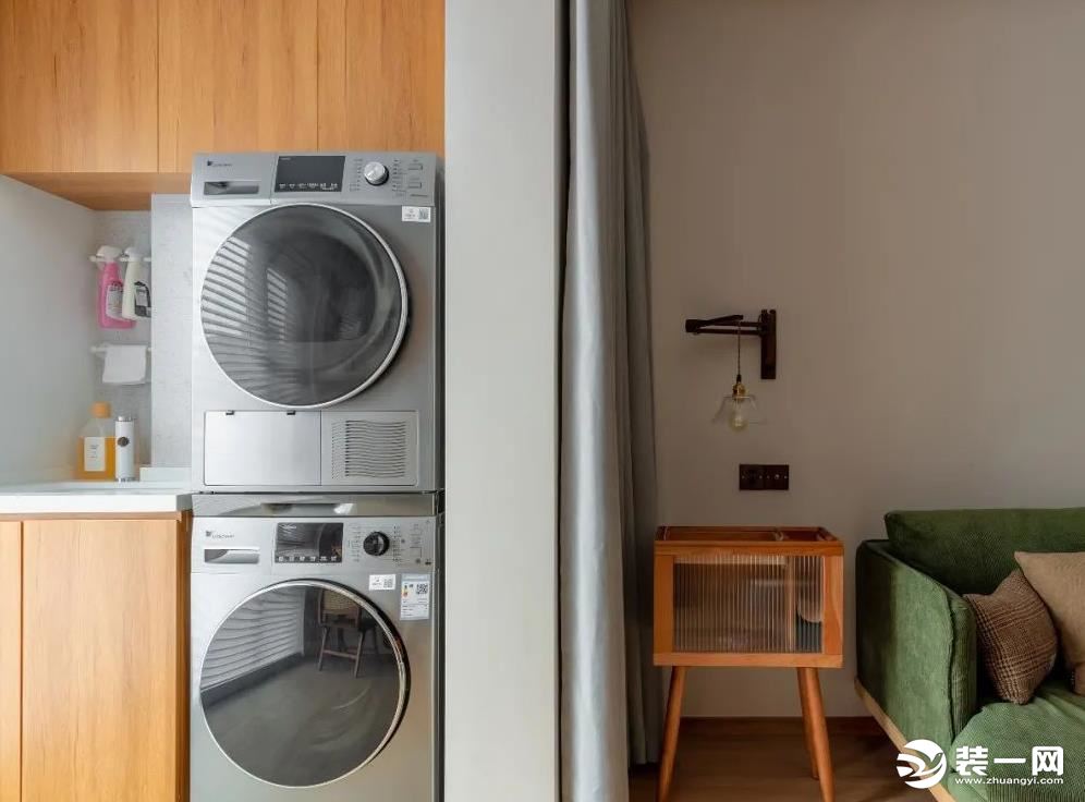 7另一侧的墙体较长正好遮住了洗衣机与烘干机，将不那么美观的家务功能内藏。
