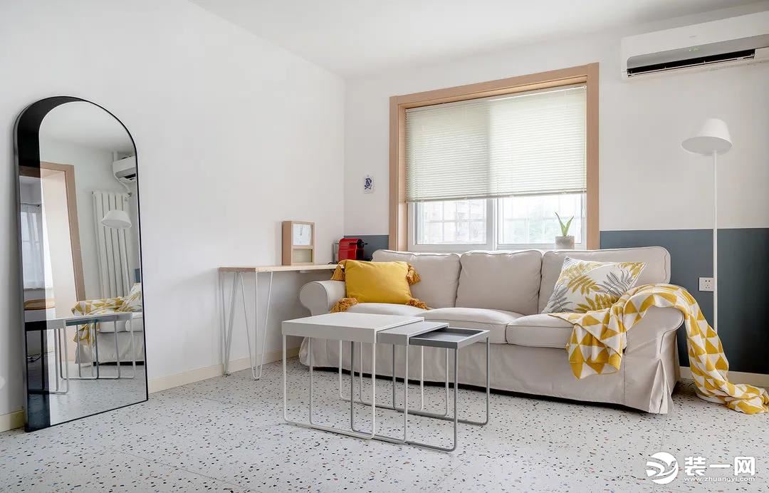 厅简洁轻快，以白色为空间基调，加上良好的采光条件，室内更加宽敞舒适。为了增加空间趣味性，沙发墙采用
