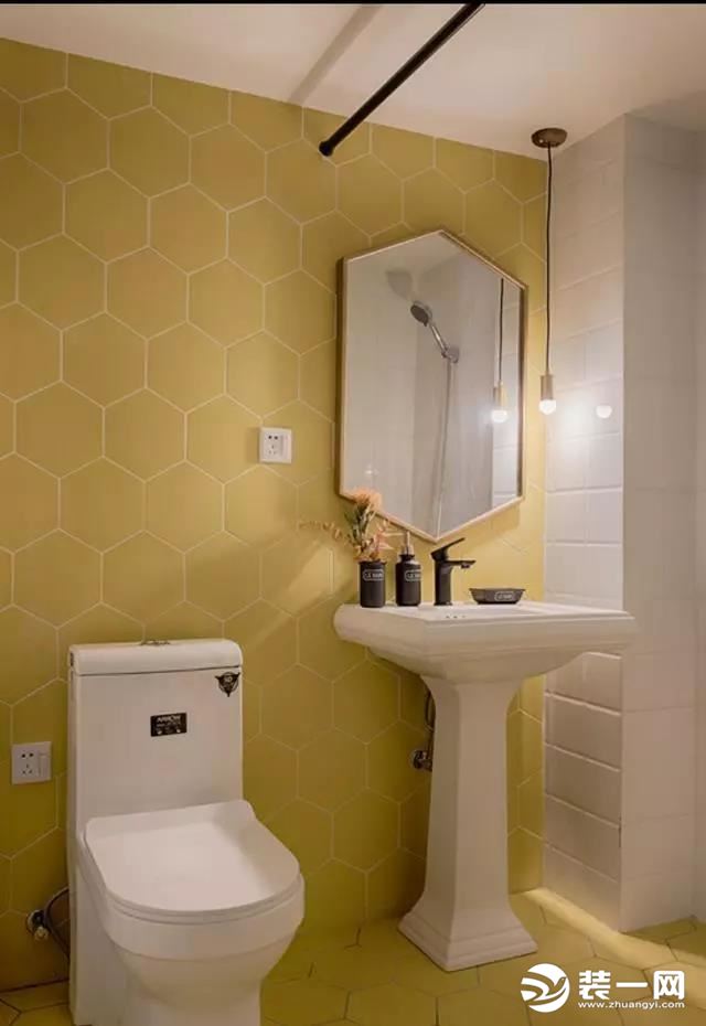 卫生间也选择了和厨房呼应的明黄色，六角蜂窝砖属于自带几何感的设计，可以让小空间在视觉上得以延伸、扩