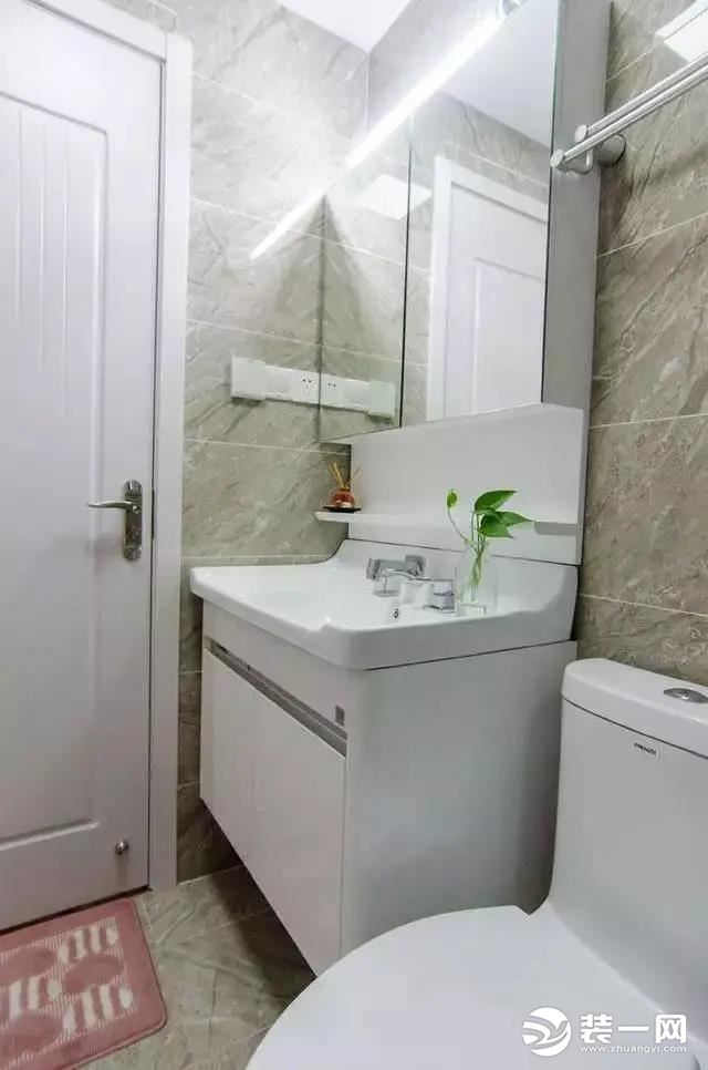 卫浴空间虽热不算大，但是能利用的墙面都已经被充分利用了.