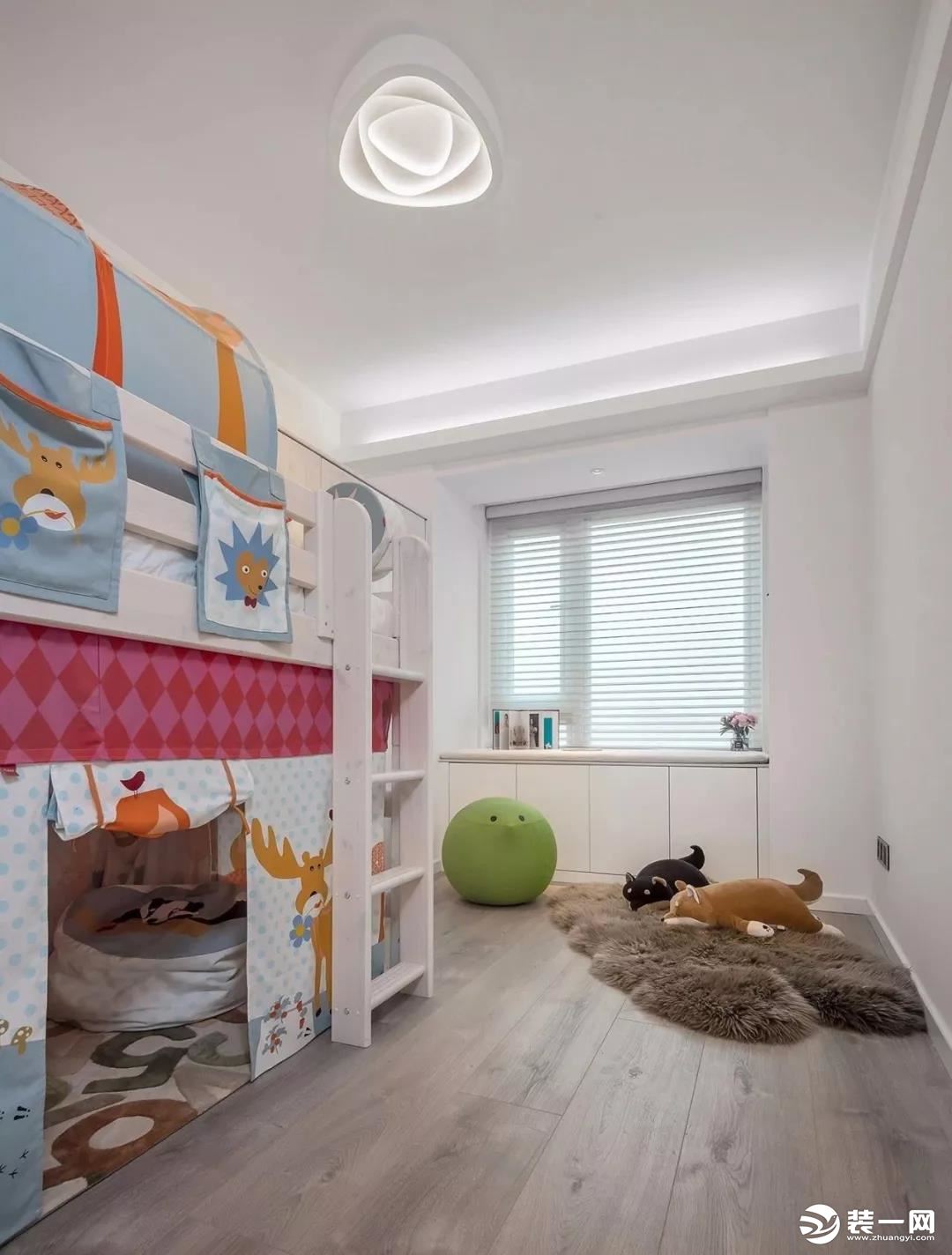 儿童房，留白空间搭配木地板，仅放置床和衣橱，更多空间供孩子玩耍，飘窗改造成储物柜，简洁又实用