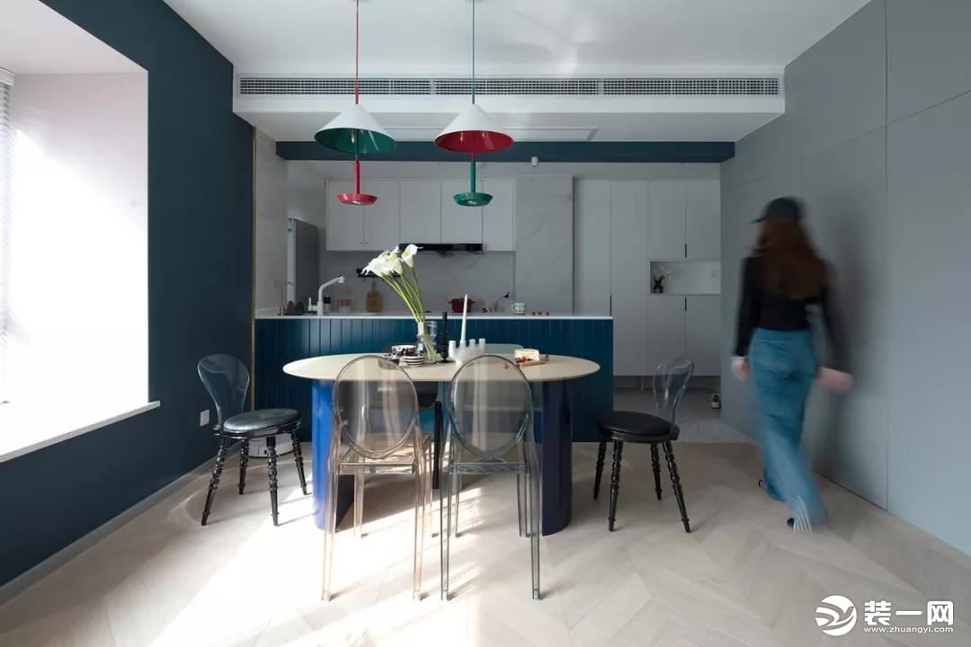 餐厅与开放式厨房相连，视觉上更为开阔。餐桌的选择，在色系上与整个空间呼应，椭圆形的桌面也更时尚。