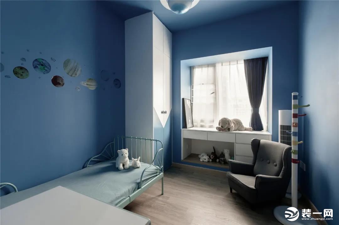 小孩房以蓝色为主成品的小孩床