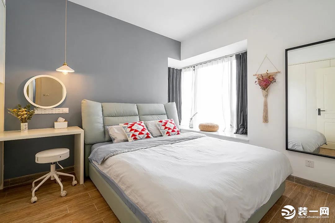 主卧灰白原木结合，营造出优雅简洁舒适的睡眠空间。床头采用单一的吊灯设计，避免了对称呆板视觉效果。窗