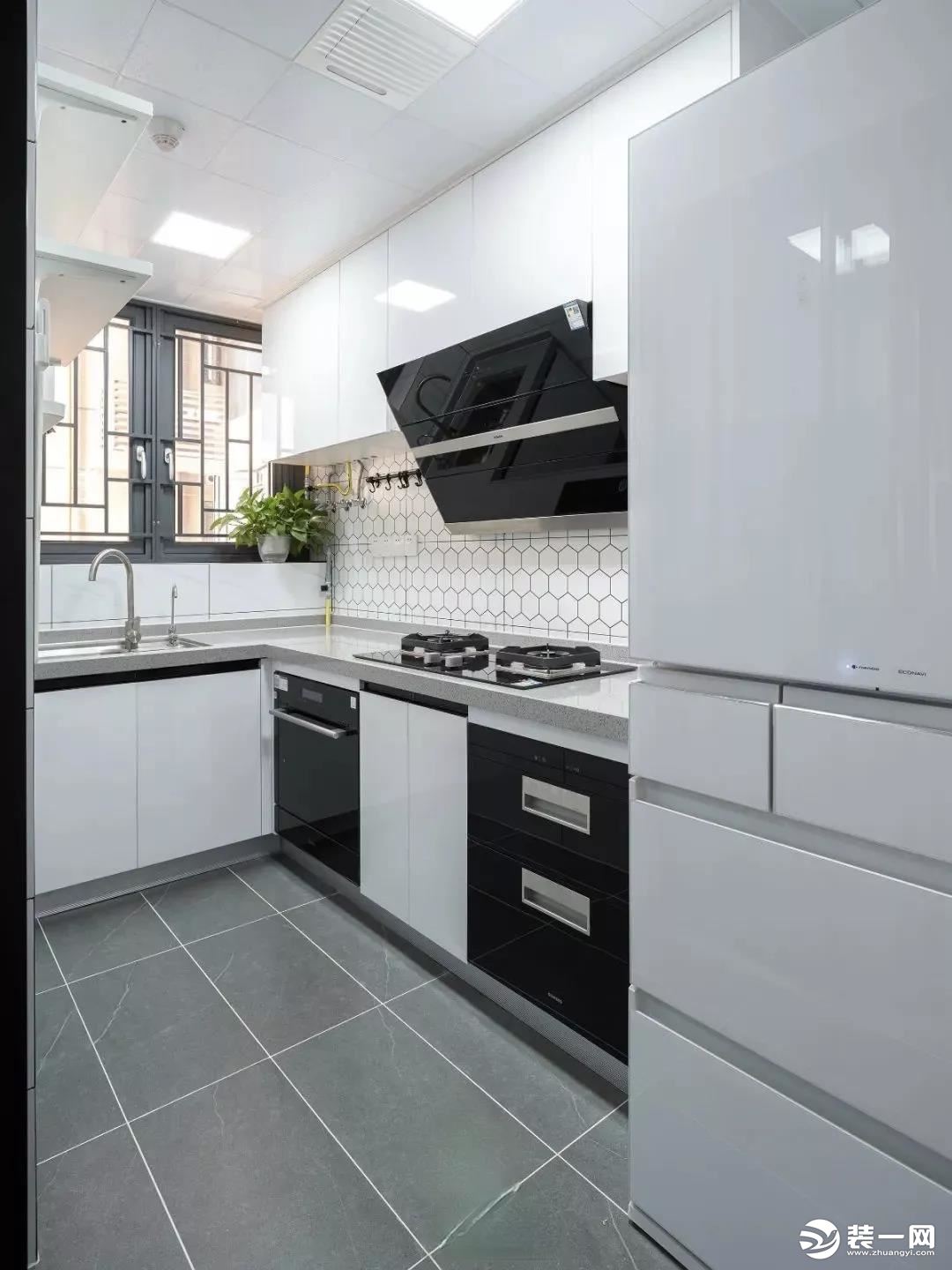 厨房将生活阳台扩进厨房，厨房面积增大。L型操作台的设计流线清晰简单。