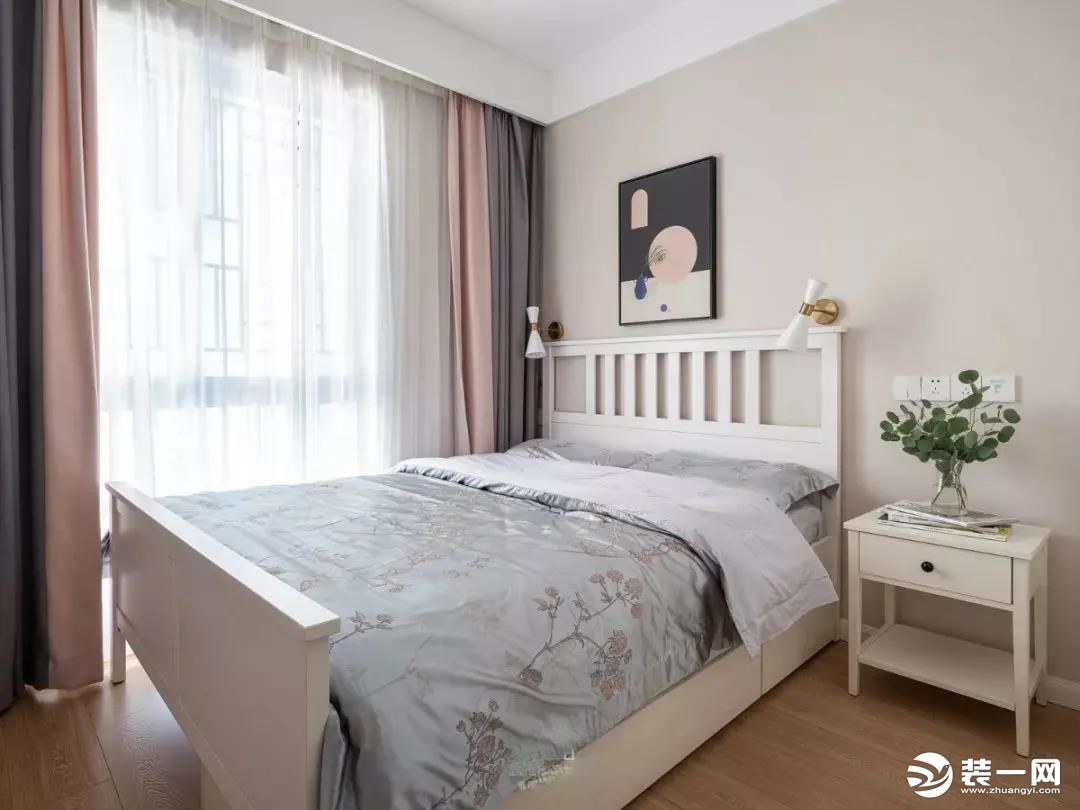 客房，象牙白的家具灰粉色的背景柔和舒适，床和家具是原来留下的，搭配起来还比较适合。
