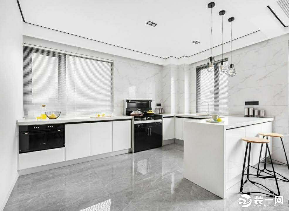 厨房以开放式设计.宽敞的空间白色的橱柜搭配白色花纹墙砖.加上黑色的电器.让整体空间简洁明亮而舒适