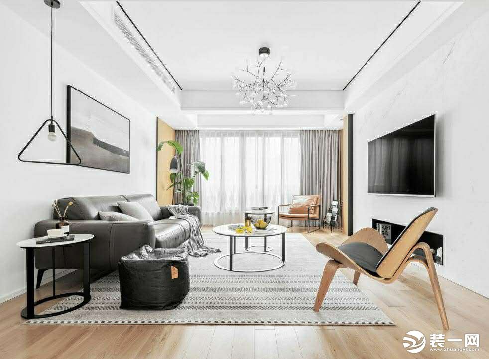 客厅的电视背景墙采用白色的大理石+木饰面的组合设计.加上沙发背景墙的木饰面两边对称搭配.整体的搭配使