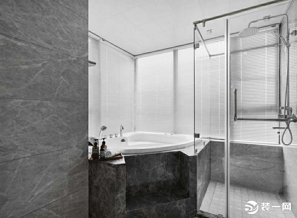 卫生间是简约的黑白灰搭配.给宽敞的空间定制了浴缸和淋浴房.让业主能够更好的享受生活