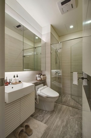 相对简约的卫浴间，横排的镜子增大空间视觉感，暗纹防潮软木地板简单干净，镜子下方的大理石置物台很是巧妙
