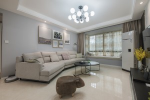沙发的选择采用斜L型样式，连通感更强，颇具品味。沙发墙面采用留白方式
