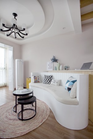 客厅依然延续圆弧的处理方式，巧妙的利用半高家具隔断增加空间通透性。