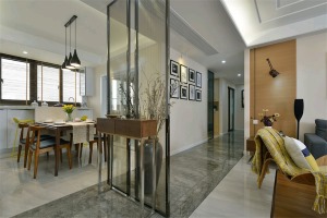 走廊的大理石地磚選擇了富有光澤度的拋光面地磚，與客廳地磚，地板形成鮮明對比