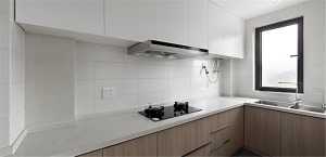 厨房区域，配色简单、干净，美味在这里发生。厨房橱柜吊柜白色，下柜原木色，让视觉有反差。