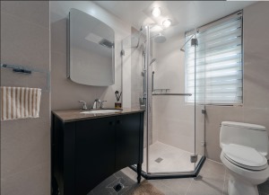 卫生间是一个干湿分离的设计，卫浴用的是美国科勒的，浴室柜和镜面柜都有了足够的收纳空间。
