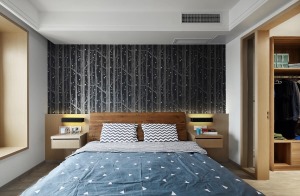 床头的木质背板和床头柜，是一体定制的，造型简约别致，配合木质双人床，显得卧室温和而又安静。