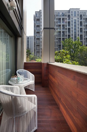 原始树木纹理地砖及木纹墙砖暴露于阳台上，室外效果形成了现代与古典相结合的效果。