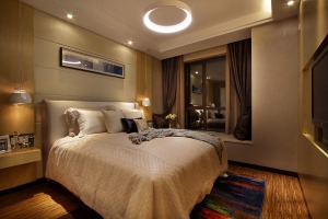 主人房，墙纸的选择的是低调奢华的深黄灰色木纹壁纸，整个空间舒适，温馨