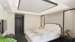 卧室的地板采用相对另类的偏黑色带有暖色纹理的实木地板，既搭配了整体色调，又不失温馨。
