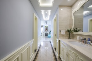 走廊和洗水台的完美结合，给人一种视觉的延伸