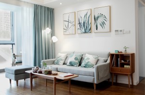 简单、明亮是给人第一眼的感觉。家具都是实木定制，自然质朴，素色的布艺沙发。