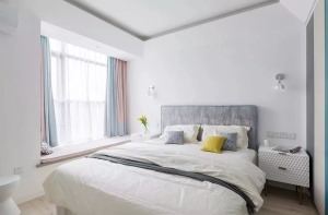 主卧配色延用了客厅的色彩，简约的设计却不简单。双色窗帘是亮点，床上用品选用的是米白色，给人一种温暖
