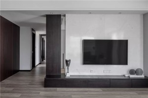 电视墙以大理石为背景，结合黑色木饰面与地台电视柜，整体设计质感档次而华丽。