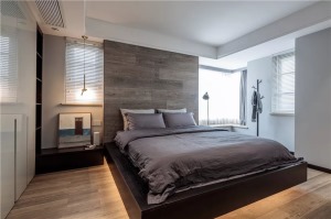卧室整体现代大方的空间基础，床头墙是木地板上墙的设计，搭配上大尺寸的床铺