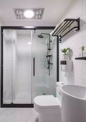 最后看看衛生間，衛生間在玄關處，里面布置的簡單整潔，淋浴區用玻璃隔開，還特意設計成推拉門，馬桶上