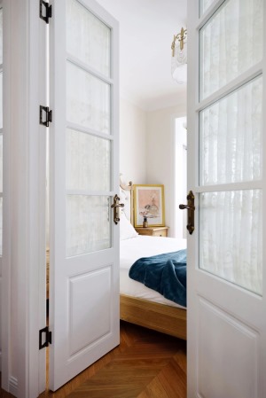 最里面的空间就是卧室，卧室用白色边框的玻璃门和外界隔开，还挂上窗帘保护隐私。